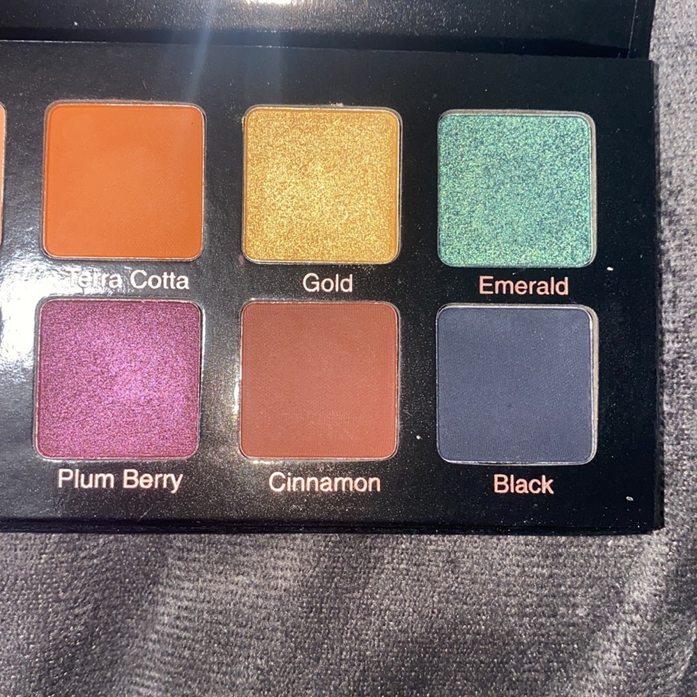🦋Violet Voss Essentials PRO series eye shadow palette! - Picture 4 of 6